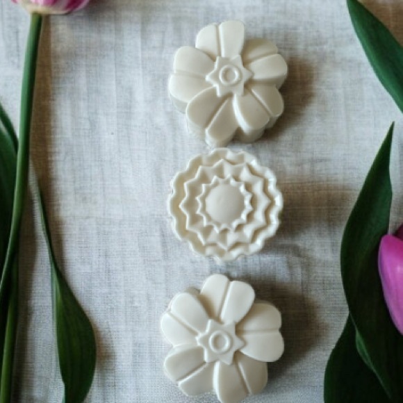 Hand Crafted Soap - Goats Milk & Vanilla Floral Pattern - Picture 4 of 6